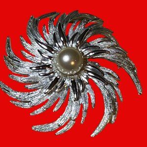 Sarah Coventry Lg faux pearl pinwheel flower brooch silver tone Costume Jewelry